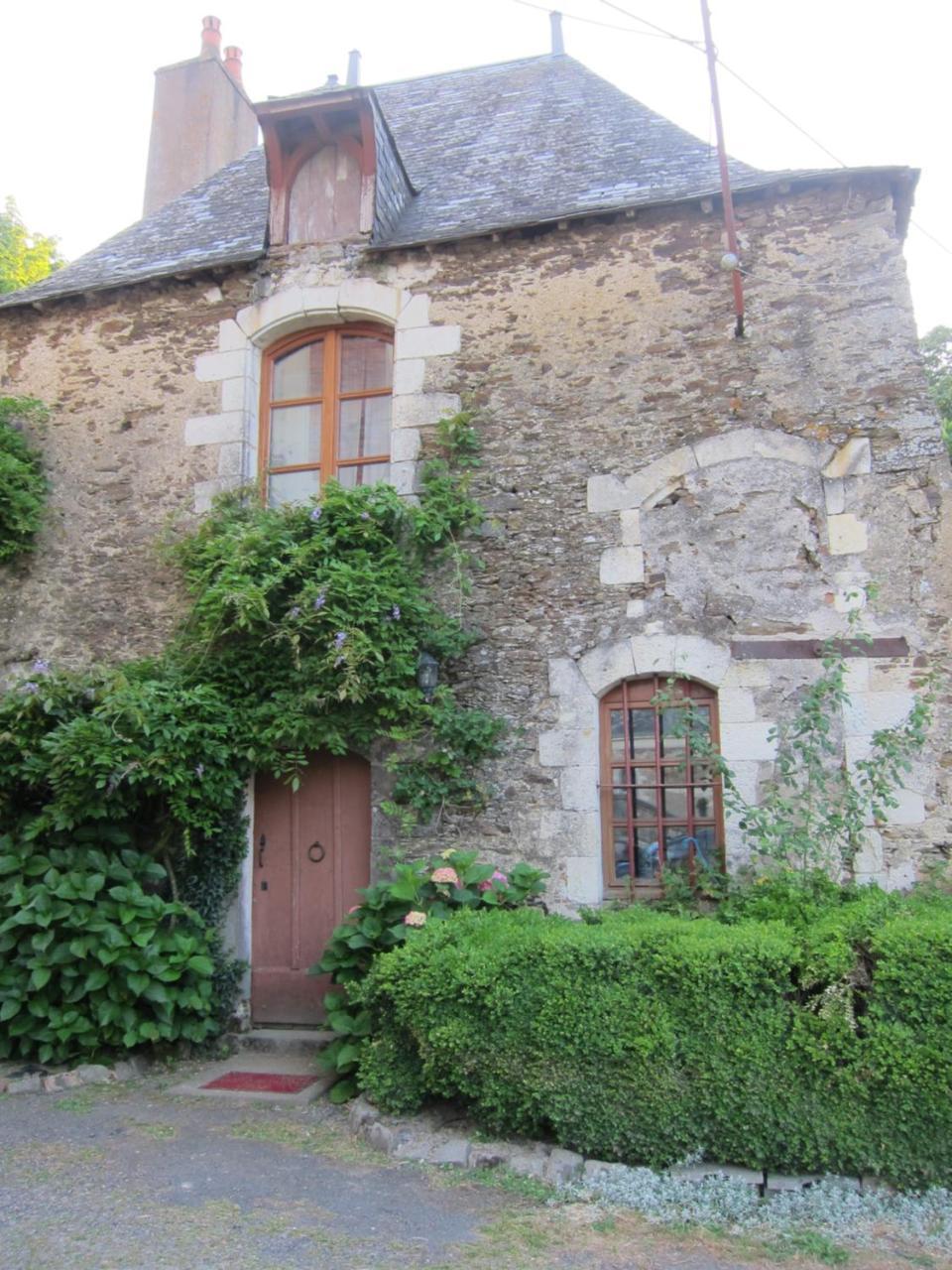 Chateau Le Breil Bed & Breakfast Cholet Exterior photo